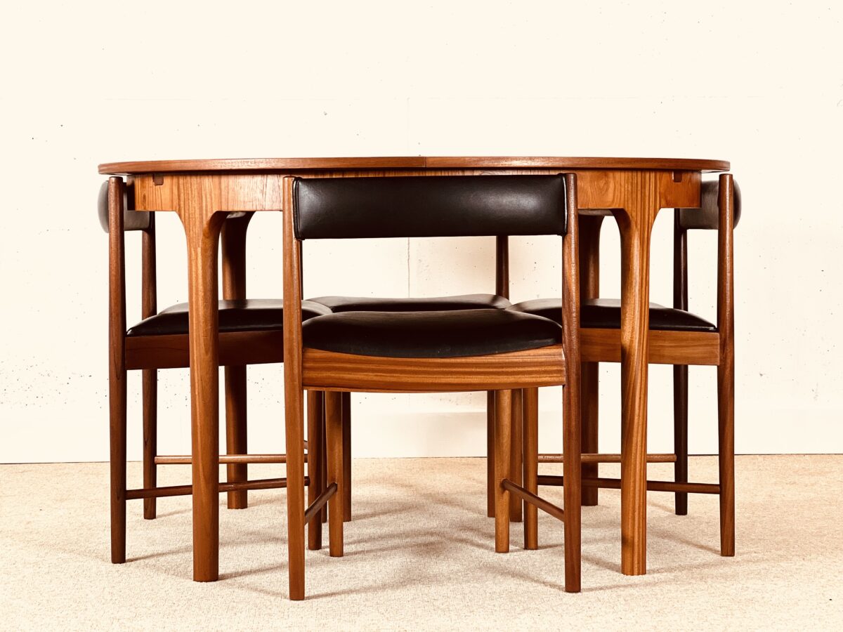 Conjunto McIntosh de mesa circular y 4 sillas