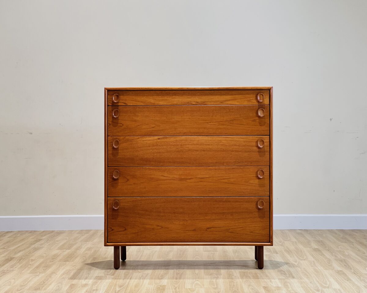 Chest of drawers in teak by Meredew